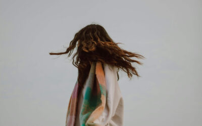 Statische Haare im Winter: Warum sie entstehen – und was wirklich hilft